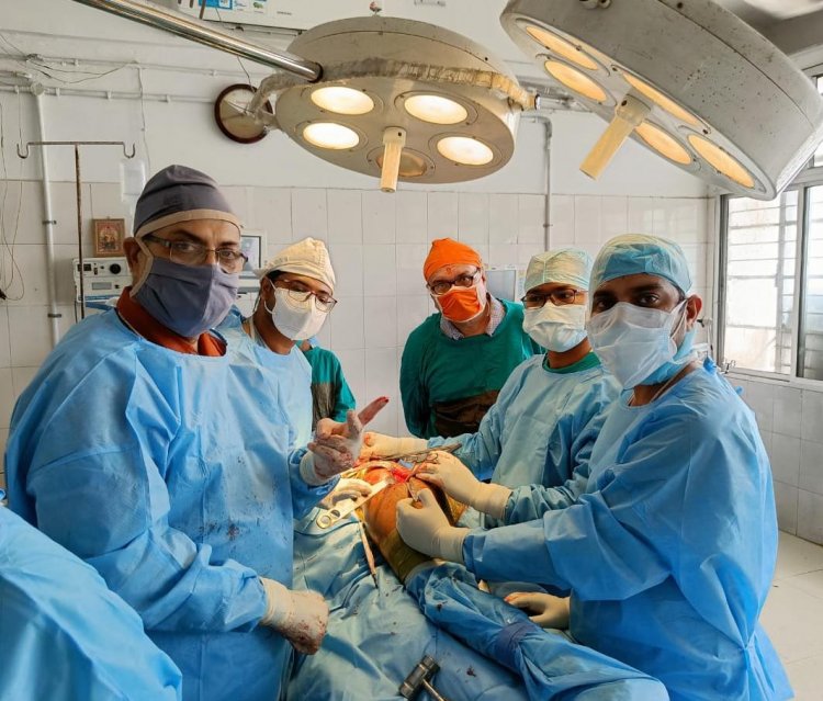 धनबाद: SNMMCH में डॉक्टर्स की टीम ने मात्र डेढ़ घंटे में की सफलतापूर्वक पूर्ण हिप रिप्लेसमेंट सर्जरी