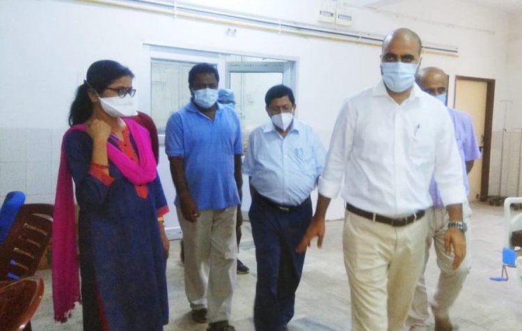 धनबाद: डीसी ने किया सदर अस्पताल का निरीक्षण, कहा- हॉस्पीटल में सुरक्षा हेतु करें आवश्यक निर्माण