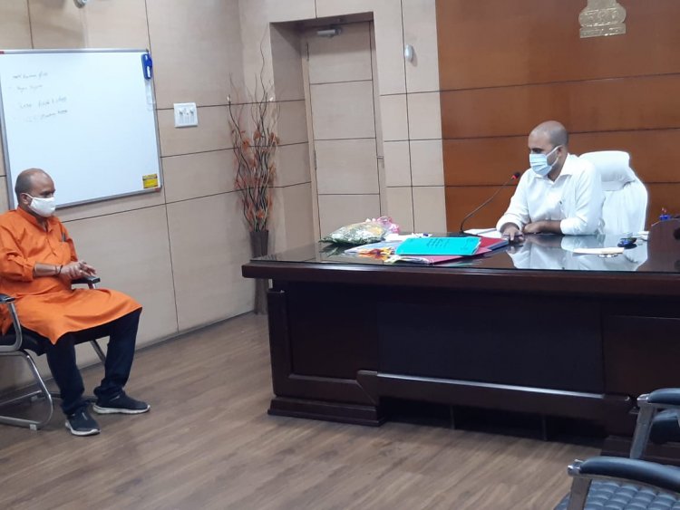 धनबाद: बीजेपी लीडर मुकेश पांडेय ने की डीसी से मुलाकात