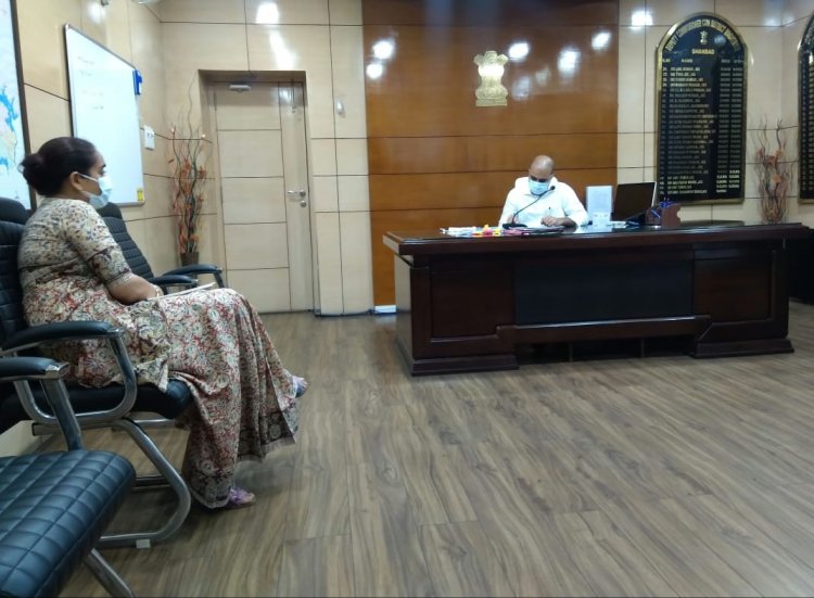 धनबाद: झरिया एमएलए पूर्णिमा नीरज सिंह ने की डीसी से मुलाकात क्षेत्र की समस्याओं से कराया अवगत