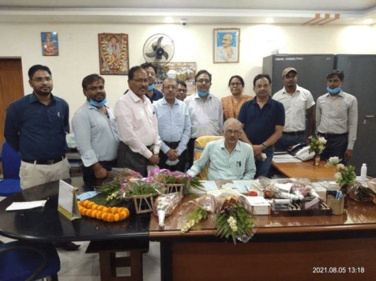 धनबाद: SNMMCH में नये प्रिंसिपल ने पदभार संभाला, कहा- कालेज में 100 सीटों के लिए होगा प्रयास