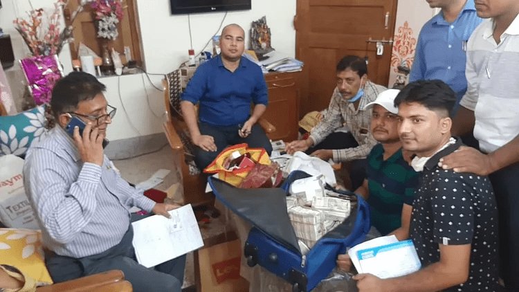 पटना: विजीलेंस रेड में एग्जीक्यूटिव इंजीनियर रवींद्र कुमार के घर मिले एक करोड़ 47 लाख कैश, मशीन से नोटों की गिनती