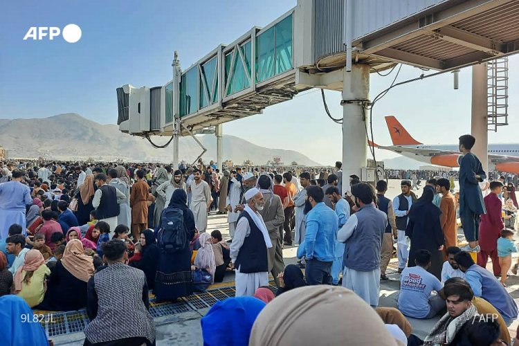 काबुल एयरपोर्ट पर अफरातफरी, देश छोड़ कर जाने के लिए उमड़ी भीड़, विमान के पहिए से लटके लोगों की गिरने से मौत