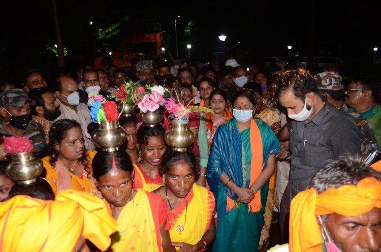 धनबाद: जन आशीर्वाद यात्रा में सेंट्रल मिनिस्टर अन्नपूर्णा देवी का जोरदार स्वागत, कहा-पिछड़ा विरोधी है कांग्रेस