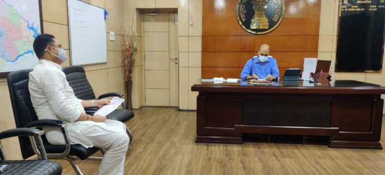 धनबाद: समाचार पत्र  विक्रेताओं की मांगों को लेकर डीसी से मिले रणविजय सिंह,सरकारी लाभ दिलाने की मांग