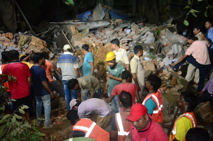 धनबाद: कतरास में जर्जर दो मंजिला भवन गिरा, महिला की मौत, पति-पुत्र जख्मी