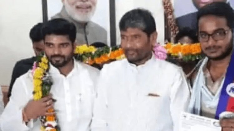 बिहार: तेज प्रताप के करीबी स्टूडेंट लीडर आकाश यादव ने RJD छोड़ पशुपति पारस की LJP में शामिल