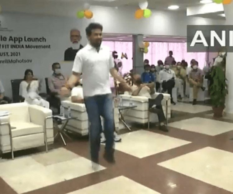 फिट इंडिया मोबाइल एप की शुरुआत, खेल मंत्री अनुराग ठाकुर ने दिखायी एक पैर पर रस्सी से कूद कर फिटनेस स्किल