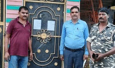 BSNL डायरेक्टर बनकर एक करोड़ से अधिक की ठगी कर चुका है चंदन, पुलिस ने घर पर चिपकाया ईश्तेहार