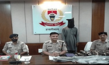 हजारीबाग: नक्सलियों के लिए लाखों रुपये लेवी वसूलने का आरोपी अरेस्ट, आर्म्स, वर्दी, मोबाइल बरामद    