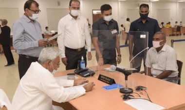 बिहार: CM के जनता दरबार में फरियादी ने की कंपलेन ,घूस मांगते हैं अफसर, नीतीश बोले- नाम बताओ  एक्शन होगा