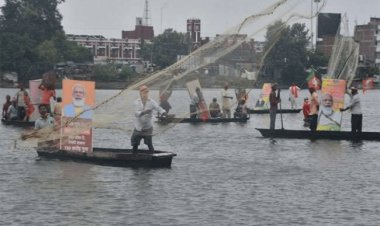 बिहार:अनोखी तरीके से मनायी गयी PM मोदी की बर्थ डे, 71 नावों पर काटे 71 केक, गंगा में छोड़ीं 71 हजार मछलियां