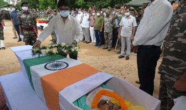 झारखंड: नक्सलियों से एनकाउंटर में शहीद डिप्टी कमांडेंट को CM ने दी श्रद्धांजलि,  मुंगेर में होगा अंतिम संस्कार