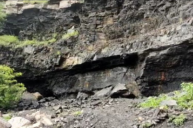 अंगारपथरा में इलिगल माइनिंग के दौरान मलवे में दब कर युवती की मौत