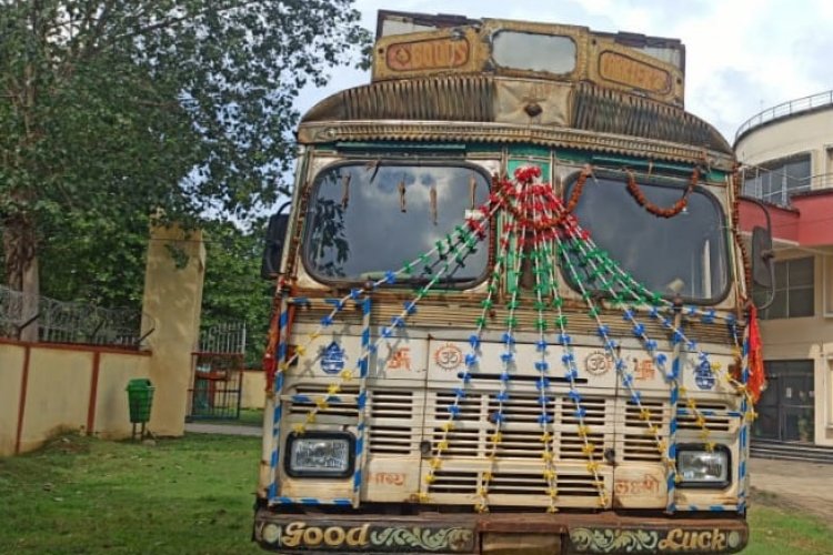  पुरुलिया से चोरी हुई ट्रक को किया सिंदरी पुलिस के हवाले