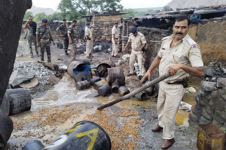 झरिया सहाना पहाड़ी में महुआ शराब नष्ट, पुलिस ने तोड़ी भट्ठियां 