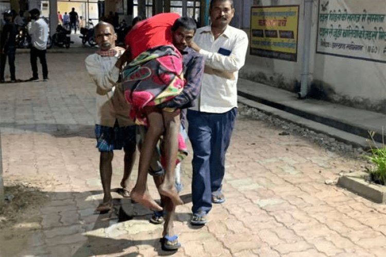 हजारीबाग: स्ट्रेचर नहीं मिलने पर बीमार पिता को कंधे पर लेकर दौड़ता रहा युवक 