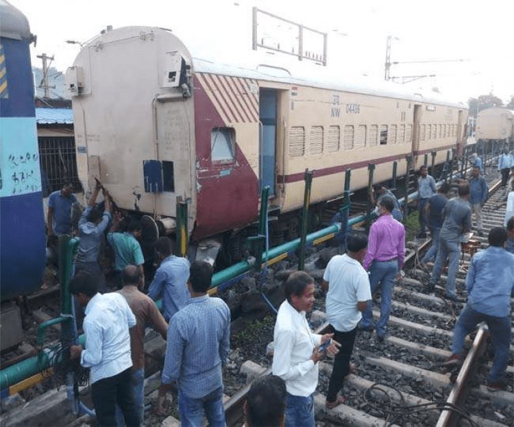 धनबाद: गोमो-चोपन पैसेंटर ट्रेन हुई बेपटरी, कोई हताहत नहीं