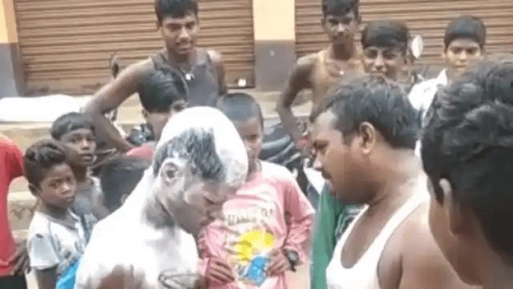 बिहार: नवादा में मोबााईल चोरी के आरोप में युवक का सिर मुंडवाकर बाजार में घुमाया