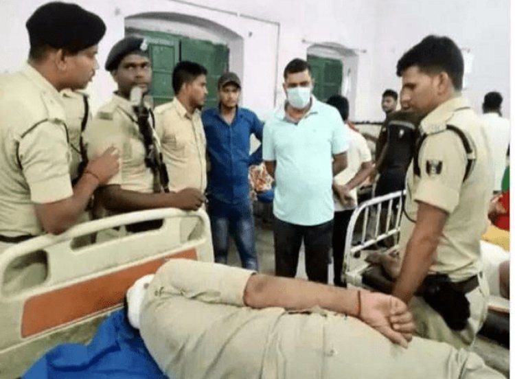 बिहार: वैशाली में पुलिस टीम पर हमला, फायरिंग,तलवार से काटा, थानेदार समेत कई जवान जख्मी, 13 अरेस्ट