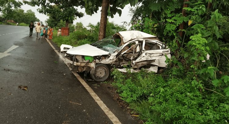 रामगढ़ : गोला में कार व ट्रक के बीच सीधी टक्कर, हिंदुस्तान लिवर कंपनी के दो मार्केटिंग मैनेजर की मौत
