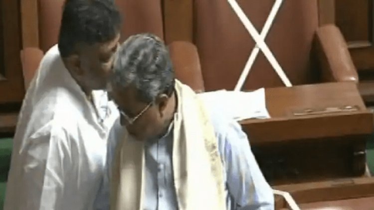 कर्नाटक: विधानसभा में भाषण के वक्त खुल गयी एक्स सीएम सिद्धारमैया की धोती, शिवकुमार ने बताया तो कस लिया