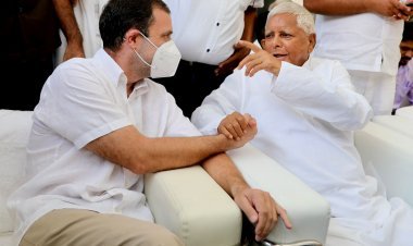 नई दिल्ली: राम विलास पासवान की पुण्यतिथि कार्यक्रम में लालू यादव व राहुल गांधी में हुई दिल की बात