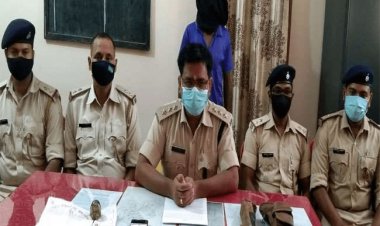 खूंटी : कर्रा में नाबालिग समेत पीएलएफआइ के दो उग्रवादी अरेस्ट, एक देशी बंदूक व 25 गोली बरामद