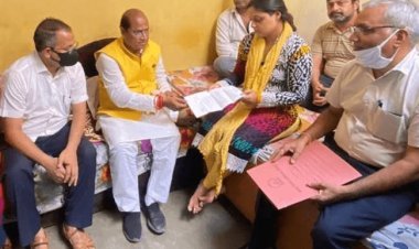 कानपुर: प्रोपर्टी डीलर मनीष गुप्ता की 13 वीं संस्कार पर वाइफ को सौंपा केडीए में ओएसडी का ज्वाइनिंग लेटर