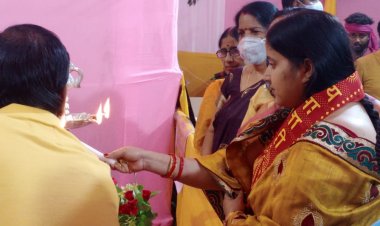 धनबाद: नावाडीह में पूजा पंडाल का रागिनी सिंह ने किया उद्घाटन