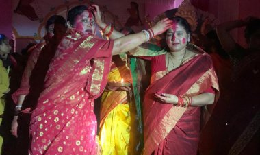 विजयादशमी 2021 : मां दुर्गा की विदाई, दुगोत्सव संपन्न, महिलाओं ने खेला 'सिंदूर खेला'