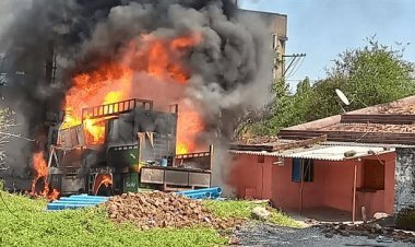 रांची: हटिया रेलवे क्रॉसिंग के समीप बोरिंग करने वाली गाड़ी में लगी आग, एक-एक कर सात धमाके