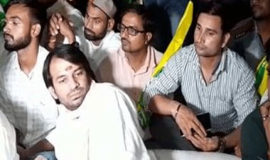 पटना:  तेजप्रताप अपने घर के बाहर धरने पर बैठे, बोले-तेजस्वी को नहीं बनने देंगे CM, लालू-राबड़ी पहुंचकर मनाया