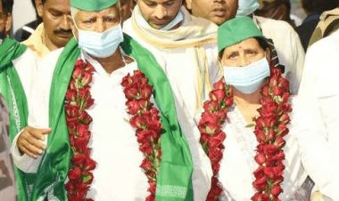 बिहार: साढ़े तीन साल बाद लालू पटना आये, एयरपोर्ट से सीधे राबड़ी आवास पहुंचे,गुलाब की माला से हुआ स्वागत