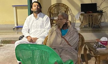 बिहार: लालू यादव ने बेटे तेज प्रताप को मनाया, पार्टी पोस्टर में भी दी एंट्री, मां-पिता के साथ की फोटो शेयर