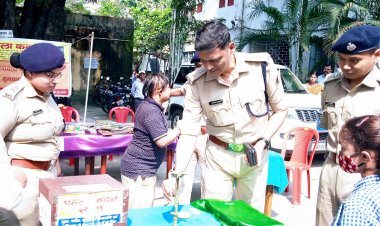 धनबाद: पहला कदम स्कूल के दिव्यांग बच्चों ने SSP ऑफिस कैंपस में  लगाया दीपावली का स्टॉल