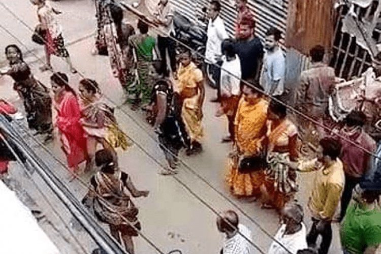 पटना में किन्नरों को बधाई नहीं देने दुकानदार को पीटा