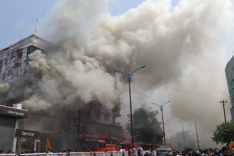 धनबाद: बैंक मोड़ श्री कृष्णा प्लाजा मैक्स लाइफ इंसोरेंस ऑफिस में आग से 84 लाख का नुकसान