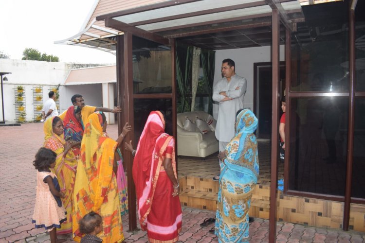 धनबाद: सिजुआ की महिलाओं ने मंदिर निर्माण को लेकर रणविजय सिंह से मुलाकात की