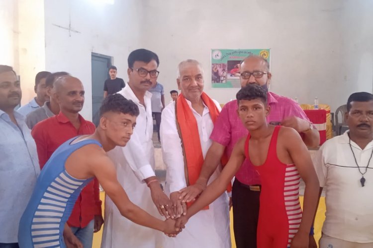  धनबाद जिला स्तरीय पुरुष एवं महिला कुश्ती प्रतियोगिता का आयोजन