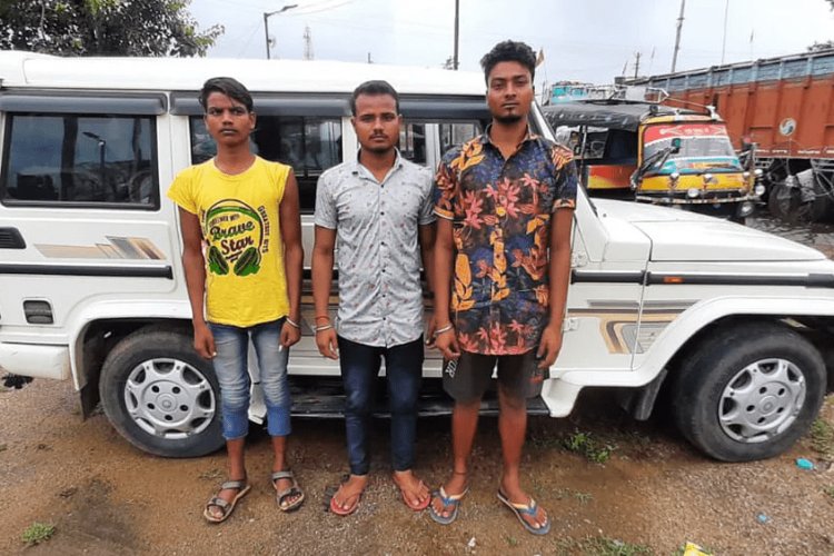 दुमका: गोड्डा की युवती को भगाकर ले जा रहे तीन युवक अरेस्ट, गोवा ले जाने की थी योजना