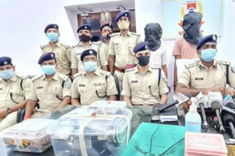 जमशेदपुर: झपट्टामार गैंग के दो मेंबर अरेस्ट, दो मोबाइल और पर्स समेत अन्य सामान बरामद