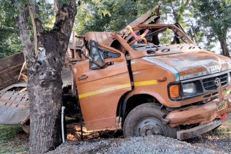 पलामू: पेड़ से टकराया ट्रक, 30 मजदूर जख्मी, 10 रेफर