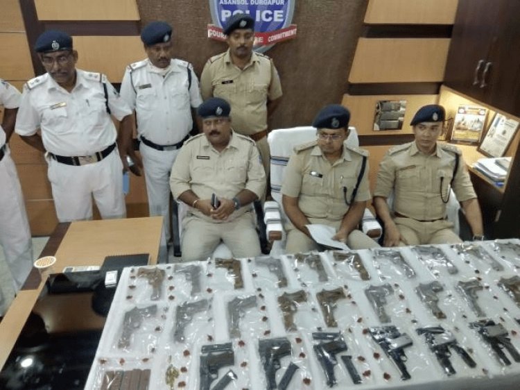 पश्चिम बंगाल: कुल्टी डिसरगढ़ में इलिगल आर्म्स फैक्ट्री का खुलासा, सात फिनिश्ड और 20 अनफिनिश्ड पिस्टल बरामद