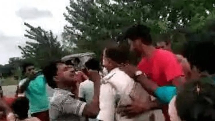 सीतामढ़ी: नानपुर में मुखिया समर्थकों ने पुलिस को दौड़ा-दौड़ाकर पीटा 