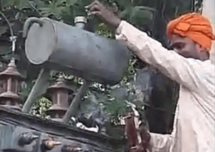 बिहार: छपरा में बिजली डिपार्टमेंट के स्टाफ का टोटका, ट्रांसफार्मर पर चढ़ाई शराब तो आई बिजली