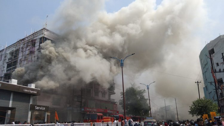 धनबाद: बैंक मोड़ श्री कृष्णा प्लाजा में लगी आग, फायर बिग्रेड की टीम ने पांच घंटे में किया कंट्रोल, लाखों का नुकसान