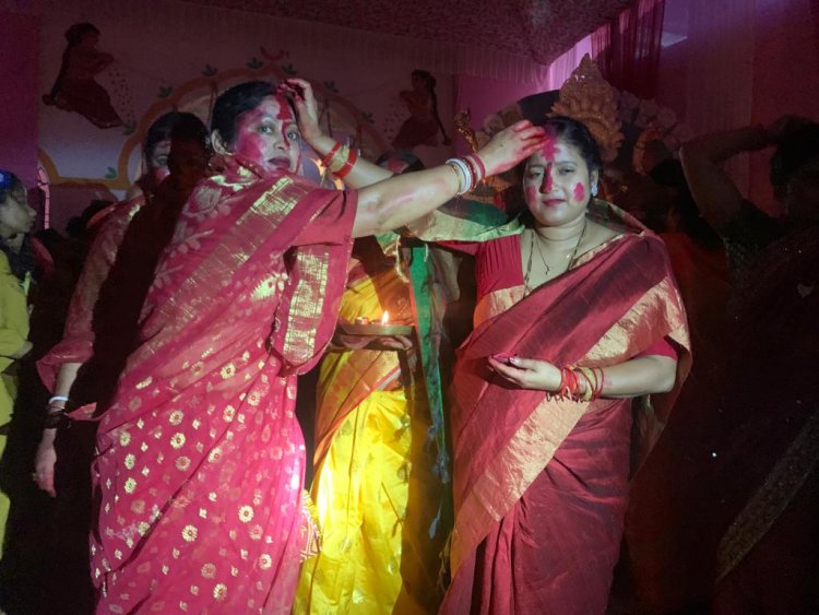 विजयादशमी 2021 : मां दुर्गा की विदाई, दुगोत्सव संपन्न, महिलाओं ने खेला 'सिंदूर खेला'
