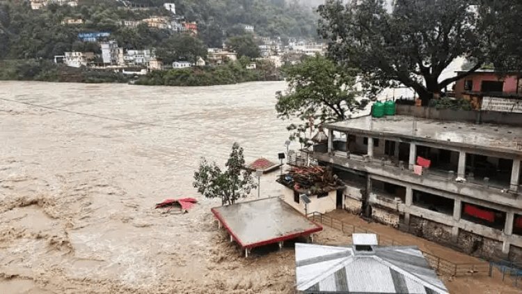 उत्तराखंड: कुमाऊं में भारी बारिश से तबाही, 40 की मौत, नौ लापता, रोड तक पहुंचा नैनी झील का पानी