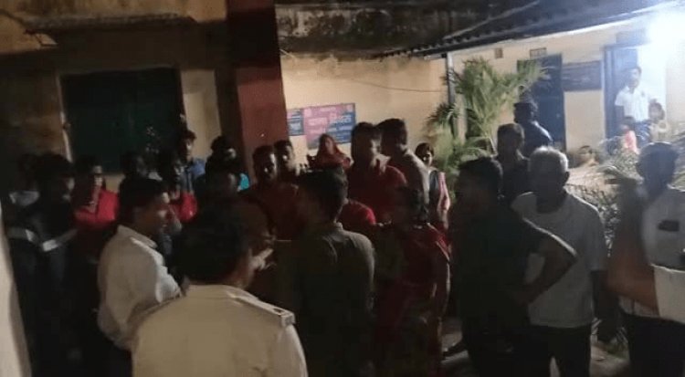 धनबाद: पाथरडीह में पुलिस स्टेशन में कंपलेन लेकर पहुंचे युवकों के साथ थाना प्रभारी ने की मारपीट, महिला का हंगामा